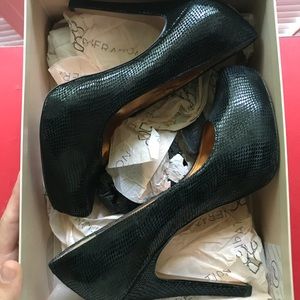 Black pumps